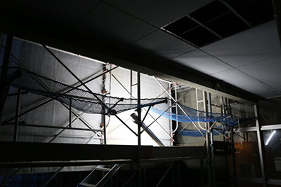 鉄骨組立て中の工事現場の仮設照明に屋外用LED照明フィールドライトを使用している画像